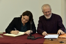 La presidenta de l'AMB, Ada Colau, signa en el llibre d'honor de l'Ajuntament