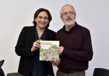 L'alcalde li regala el llibre Els secrets de la Palma
