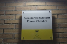 Descobriment de la placa amb el nom nou de Poliesportiu Municipal Primer d'Octubre
